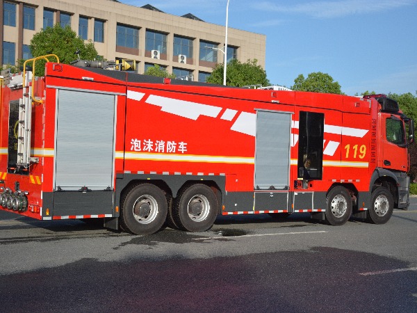 奔驰18吨泡沫消防车