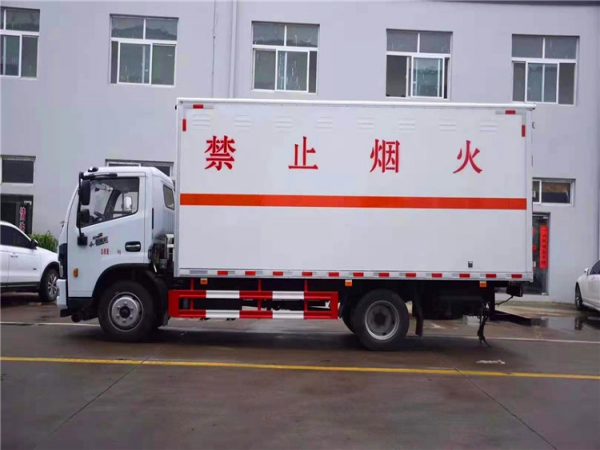 东风危险废物运输车（核载7.2吨）