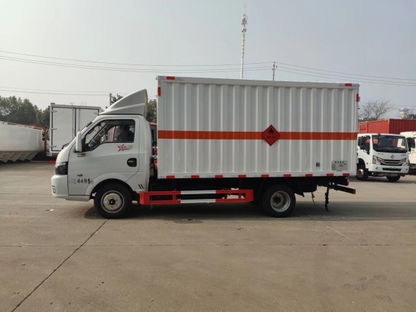 途逸柴油版厢式运输车