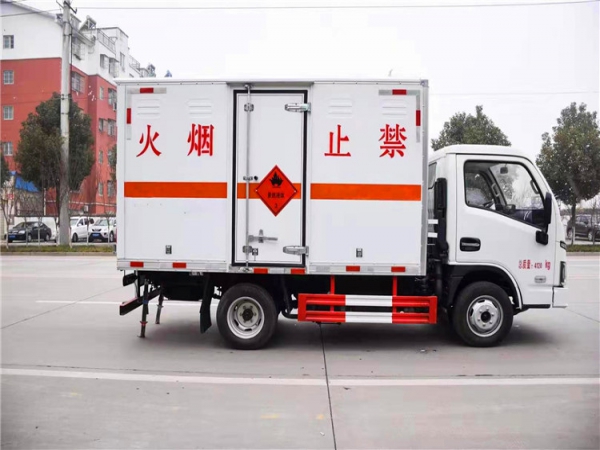 跃进危爆器材运输车（3.3米）